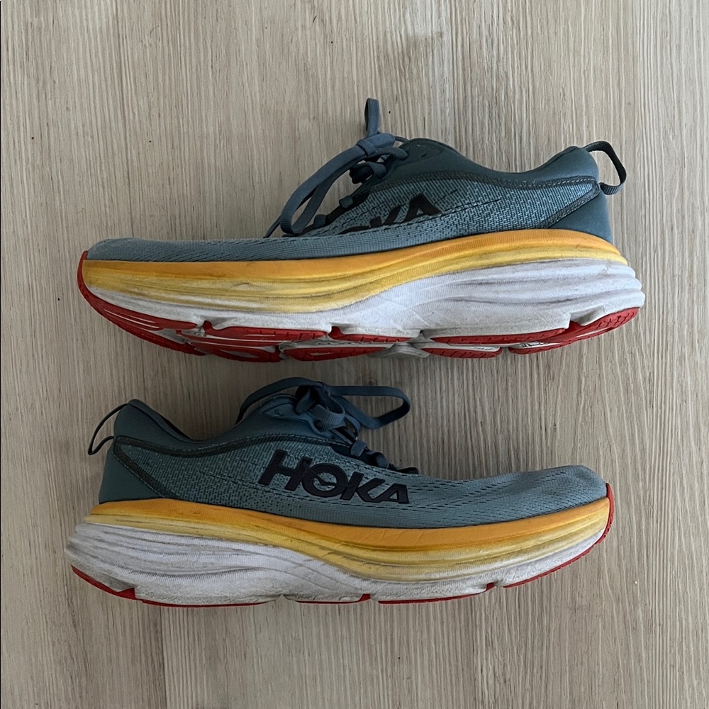 Hoka Blue Bondi 8 Y
Running Shoes 8.5 wide. EUC. Amazing shoes.